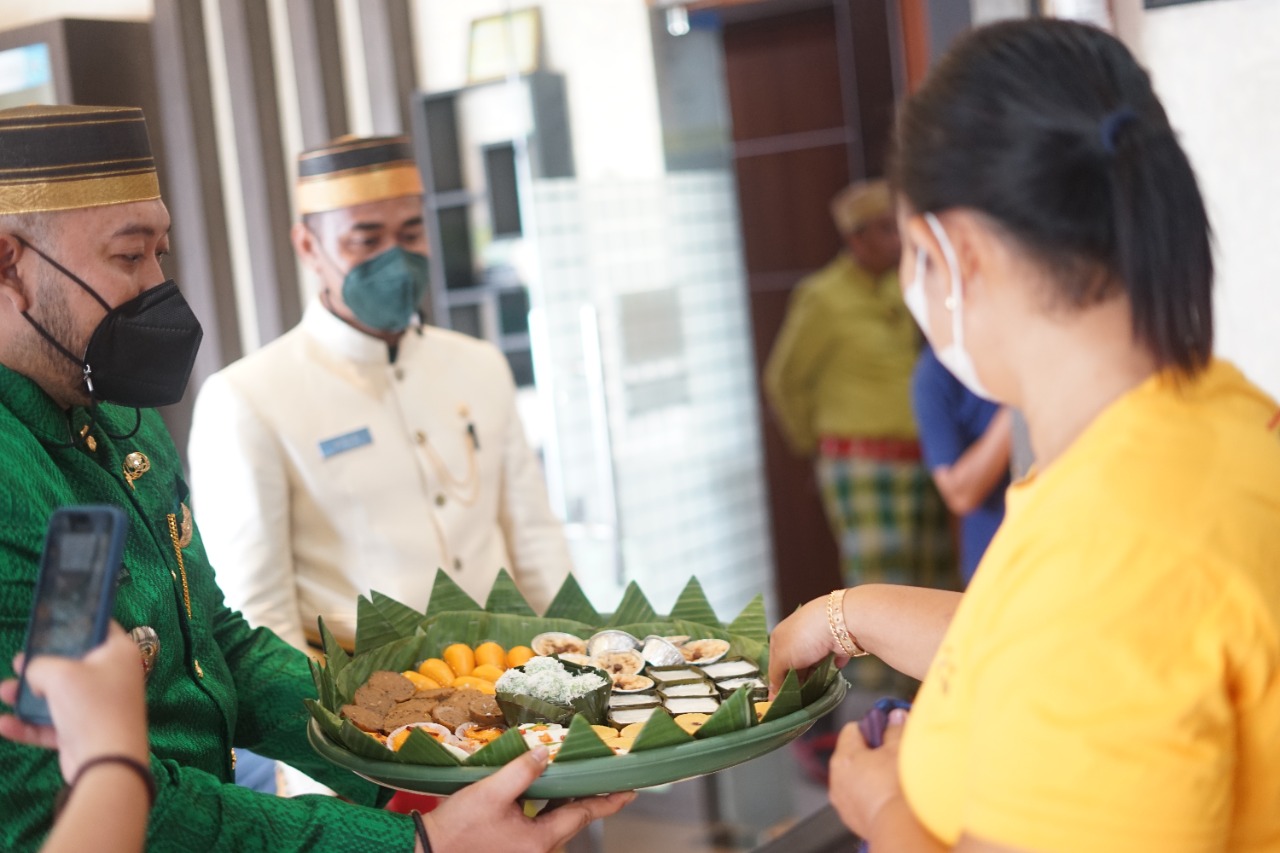 Gambar Peringati Hari Kebudayaan, Camat Panakkukang Sajikan Kue Tradisonional Khas Makassar